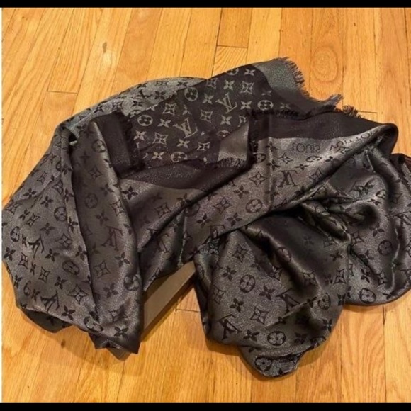 100% Authentic Louis Vuitton Monogram Shawl, Ref M75123 - Picture 4 of 5